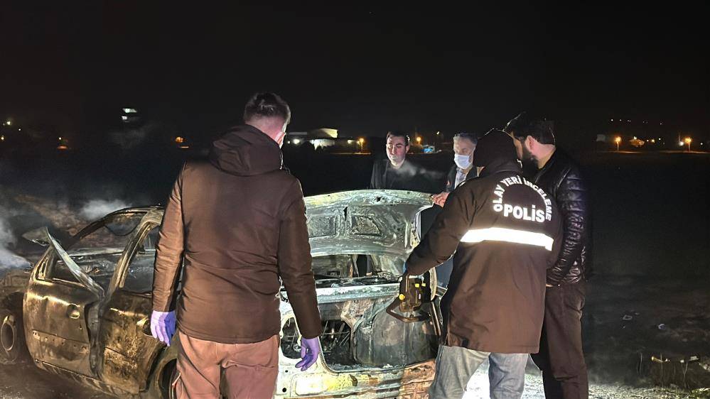 Alev alan otomobil hurdaya döndü, yanmış ceset bulundu 2